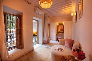 Deluxe Townhome, 3 Bedrooms, City View | Premium bedding, blackout drapes, iron/ironing board, travel crib