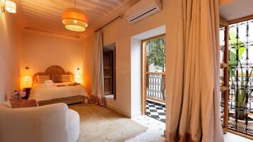 Deluxe Townhome, 3 Bedrooms, City View | Premium bedding, blackout drapes, iron/ironing board, travel crib