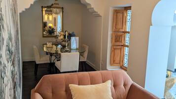 Deluxe Townhome, 3 Bedrooms, City View | Living area