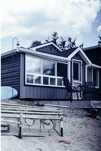 Newly Renovated Lake Cottage, 10 Mins From Bancroft, Beautiful Sandy Beach!