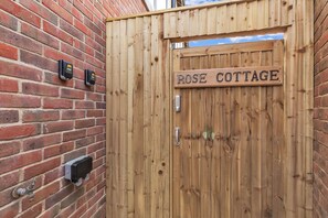 House | 2 bedrooms - Garden Lodge With Parking By My Getaways (Brighton)