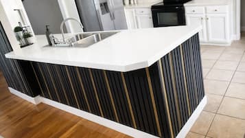 Microondas, horno, parrilla de estufa y lavavajillas