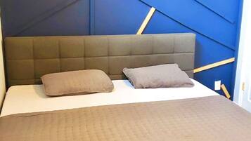 3 habitaciones, tabla de planchar con plancha, internet y ropa de cama