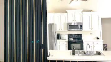 Microondas, horno, parrilla de estufa y lavavajillas