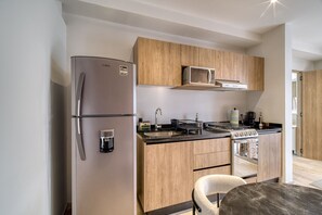 Réfrigérateur, four à micro-ondes, un four, surface de cuisson