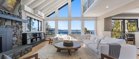 House, 4 Bedrooms | Living area | Smart TV
