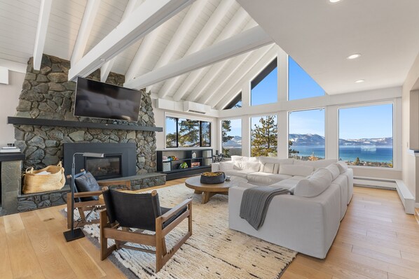 House, 4 Bedrooms | Living area | Smart TV