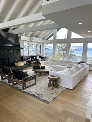 House, 4 Bedrooms | Living area | Smart TV