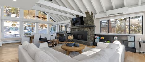 House, 4 Bedrooms | Living area