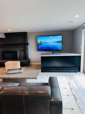 House, 4 Bedrooms | Living area