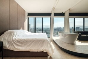 1 slaapkamer, een bureau, een strijkplank/strijkijzer, wifi