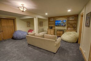 House, 5 Bedrooms | Interior