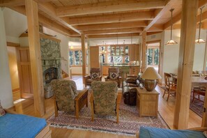 House, 5 Bedrooms | Living area