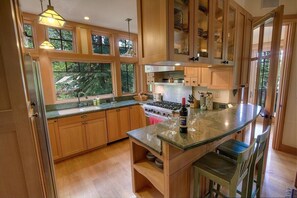 House, 5 Bedrooms | Private kitchen