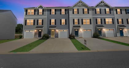 Modern Downtown Retreat Near Swamp Rabbit Trail 4 Bedroom Townhouse
