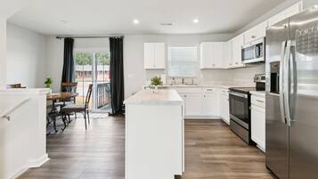 Townhouse, 4 kamar tidur | Dapur pribadi | Lemari es dan oven