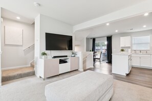 Casa de ciudad, 4 habitaciones | Área de sala de estar | Smart TV y servicios de streaming 
