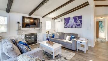 House, 4 Bedrooms | Living area | Smart TV, streaming services