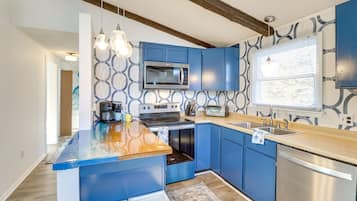 House, 4 Bedrooms | Private kitchen | Fridge, oven, coffee/tea maker, toaster