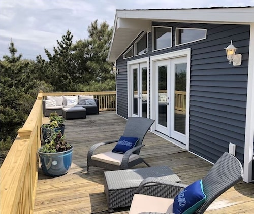 Beach Plum Manor 4 Bed 2 Bath with Stargazing Dome Home across from Beach