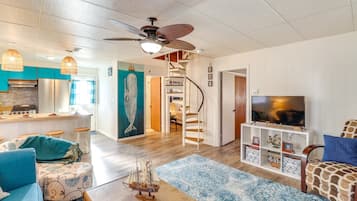 House, 4 Bedrooms | Living area | Smart TV