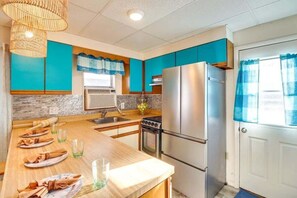 House, 4 Bedrooms | Private kitchen | Fridge, oven, coffee/tea maker, toaster