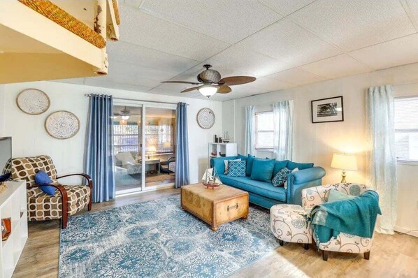 House, 4 Bedrooms | Living area | Smart TV