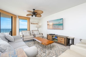 Condo, 3 Bedrooms | Living area