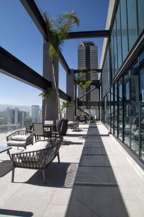 A rooftop terrace with outdoor seating and a city view. - Casa Color a Pasos de Reforma (Mexico City)