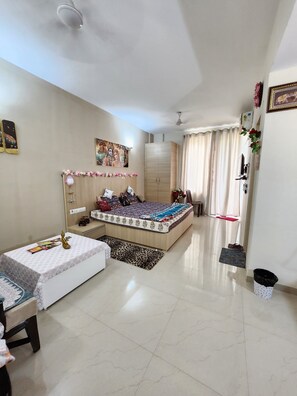 1 habitación, tabla de planchar con plancha, wifi y ropa de cama