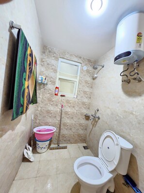 Douche, serviettes fournies, savon, papier toilette