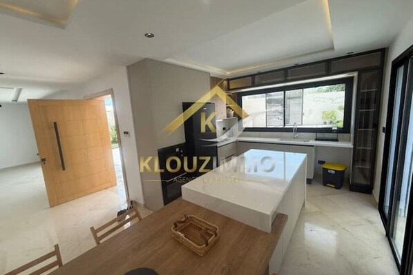 Mikroaaltouuni, uuni, liesi, astianpesukone