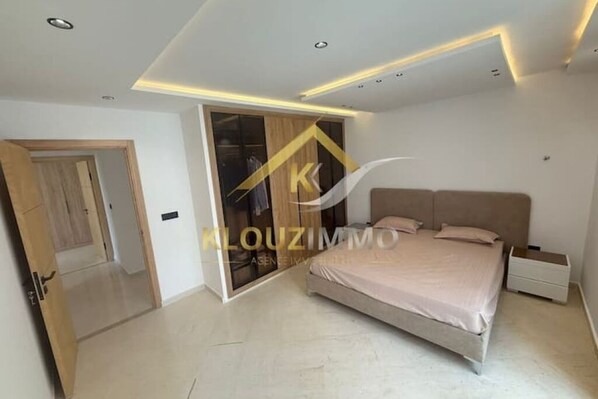 3 quartos, ferros/tábuas de passar roupa, roupa de cama