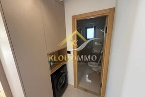 Ducha, secador de pelo, toallas, jabón