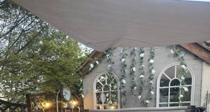 Relaxing Nantwich escape with hot tub & private suite