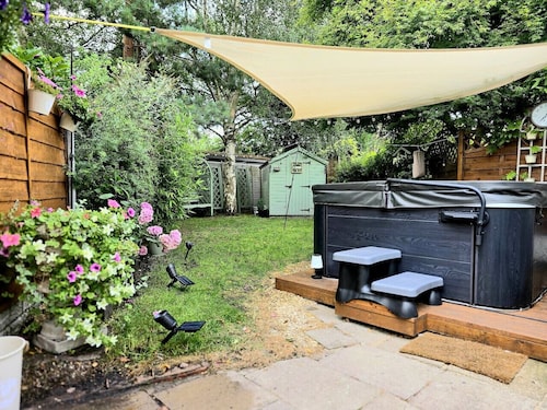 Relaxing Nantwich escape with hot tub & private suite