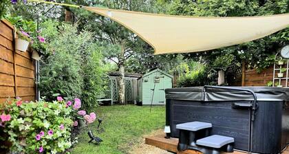 Relaxing Nantwich escape with hot tub & private suite