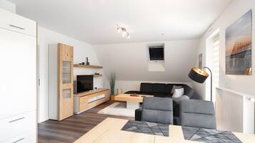 Fernseher, DVD-Player, Tischtennisplatte, Stereoanlage
