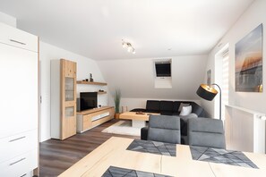 Fernseher, DVD-Player, Tischtennisplatte, Stereoanlage