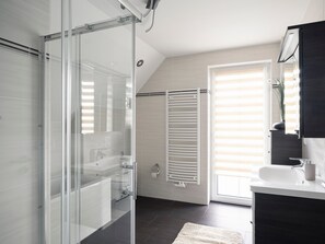 Dusche, Haartrockner, Handtücher