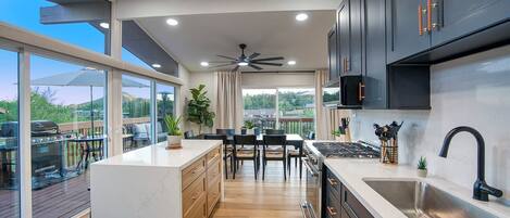 ثلاجة، ميكروويف، فرن، موقد طهي مسطح