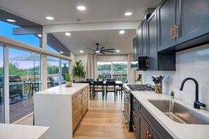 Jääkaappi, mikroaaltouuni, uuni, liesi