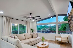 スマートテレビ、暖炉、書庫