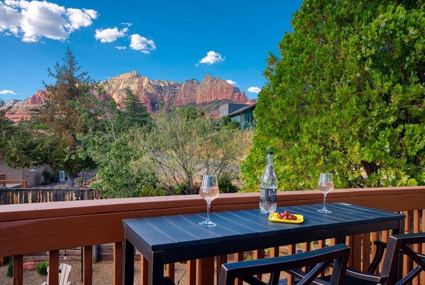 Outdoor dining - Uptown Sedona Luxury • 3 King Suites • Views • Hot Tub&Fire Pit • Walk to Dining (Sedona)