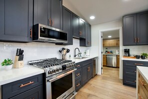 冷蔵庫、電子レンジ、オーブン、コンロ