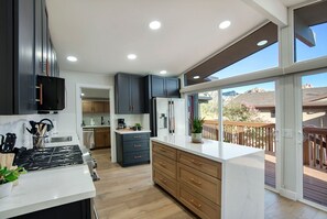 Jääkaappi, mikroaaltouuni, uuni, liesi