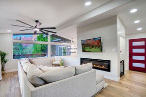 Älytelevisio, takka, kirjoja