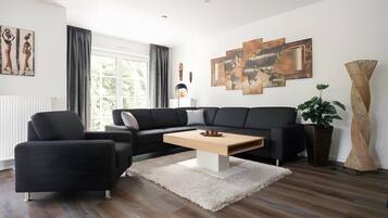 Fernseher, DVD-Player, Tischtennisplatte, Stereoanlage