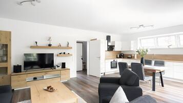 Fernseher, DVD-Player, Tischtennisplatte, Stereoanlage