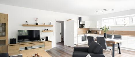 TV, DVD player, table tennis, stereo